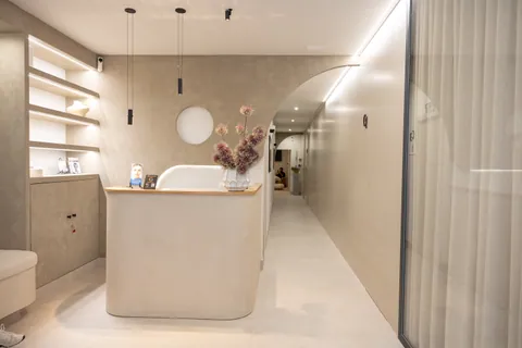 Recepción y pasillo de la clínica
