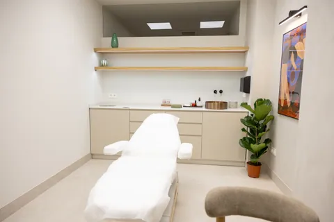 Sala de consulta con camilla blanca